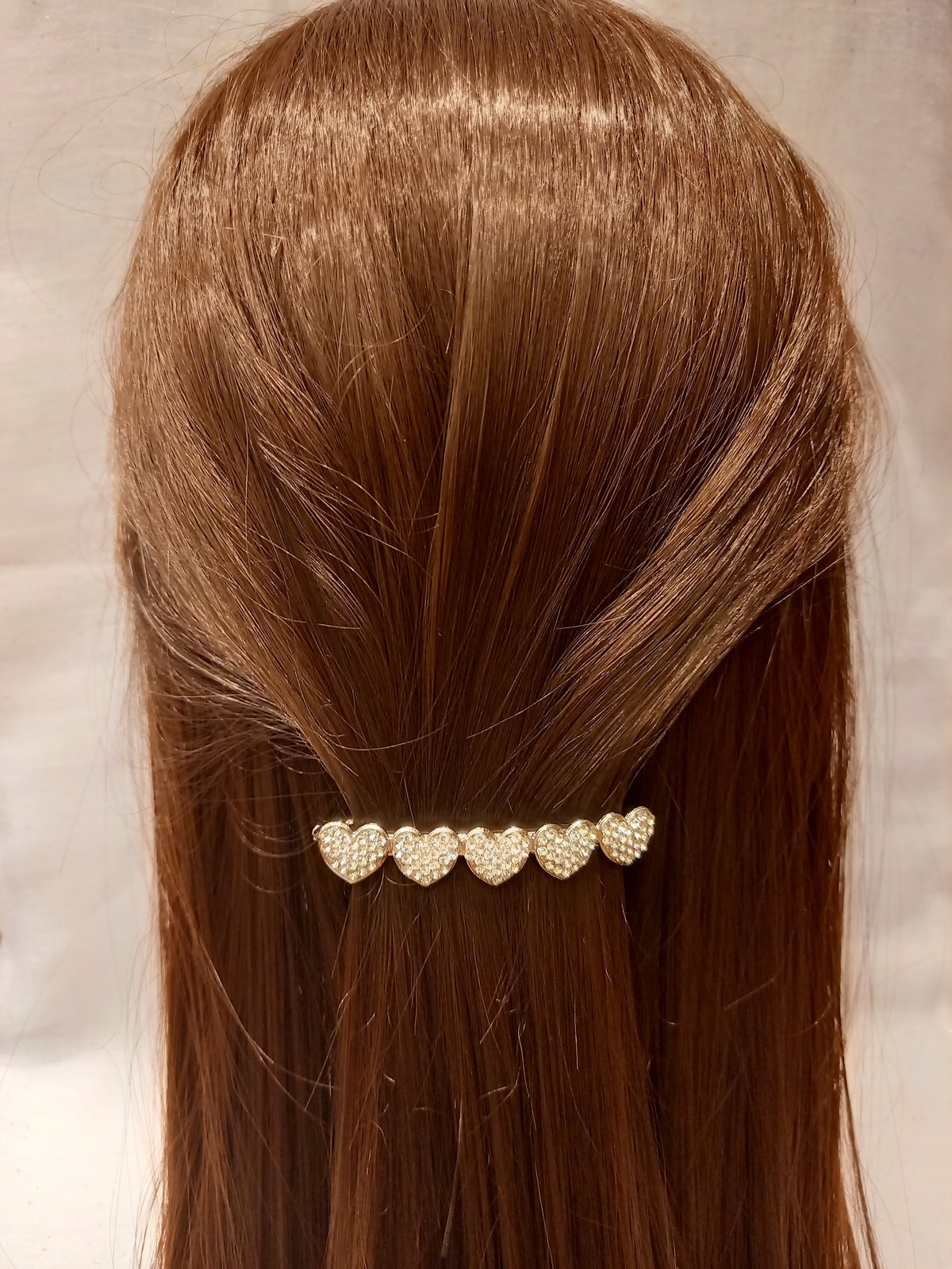 Clip matic strass a cuori indossata su capelli castani