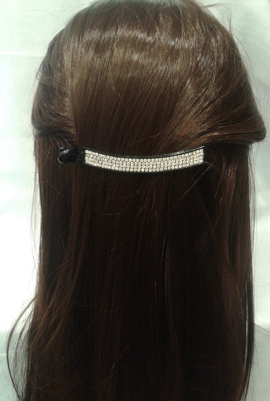 Fermaglio a banana con strass indossato su capelli castani - vista laterale coda