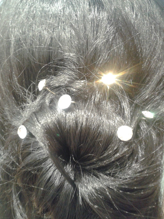 Forcine con strass punto luce indossate su chignon - effetto luce tra i capelli