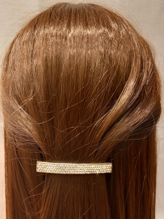 Clip matic rettangolare strass argentata indossata su capelli castani