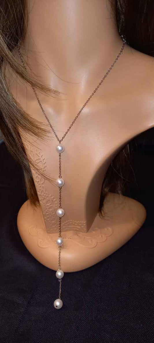Collana a Y con perle bianche e catena sottile oro