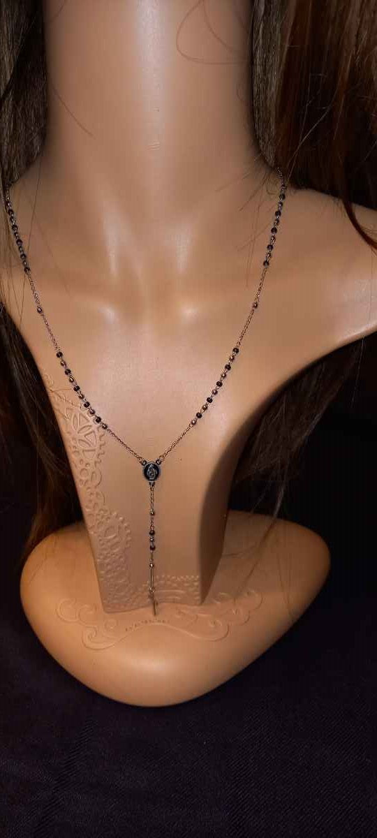 Collana rosario acciaio argentato con perline nere e medaglione croce