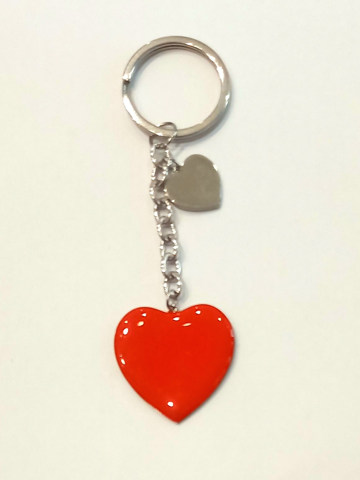 Portachiavi cuore rosso smaltato con catenina argento e charm – Stile 1